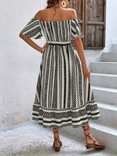 Robe midi imprimée à épaules dénudées et ceinture nouée